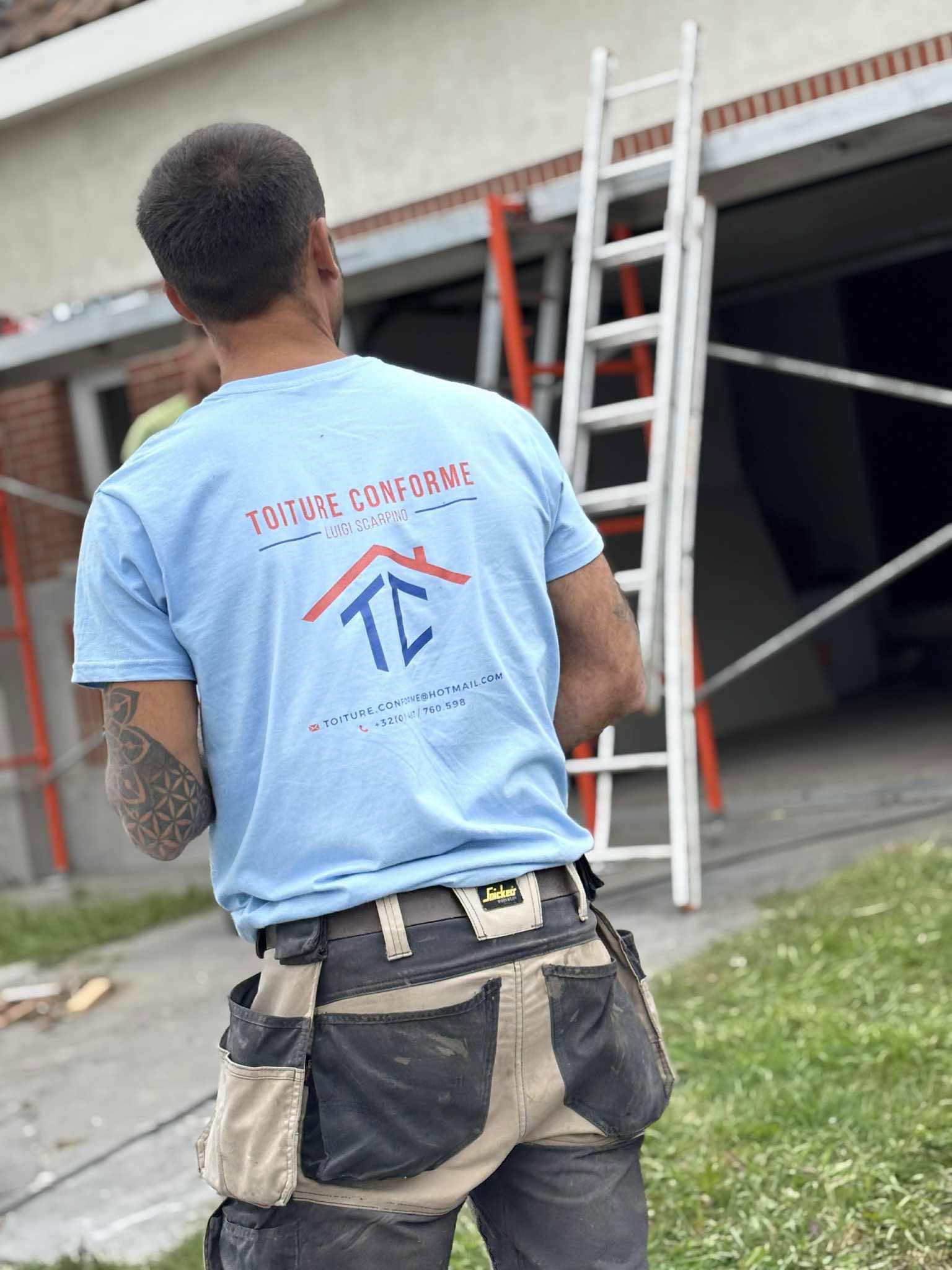 Couvreur Toiture conforme au travail sur un toit