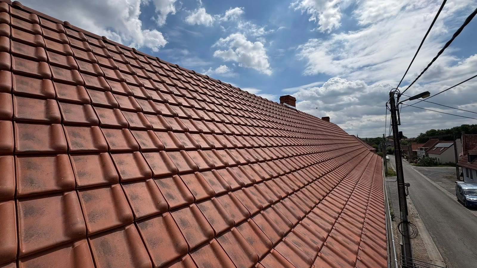 Versant de tuiles rouges neuves