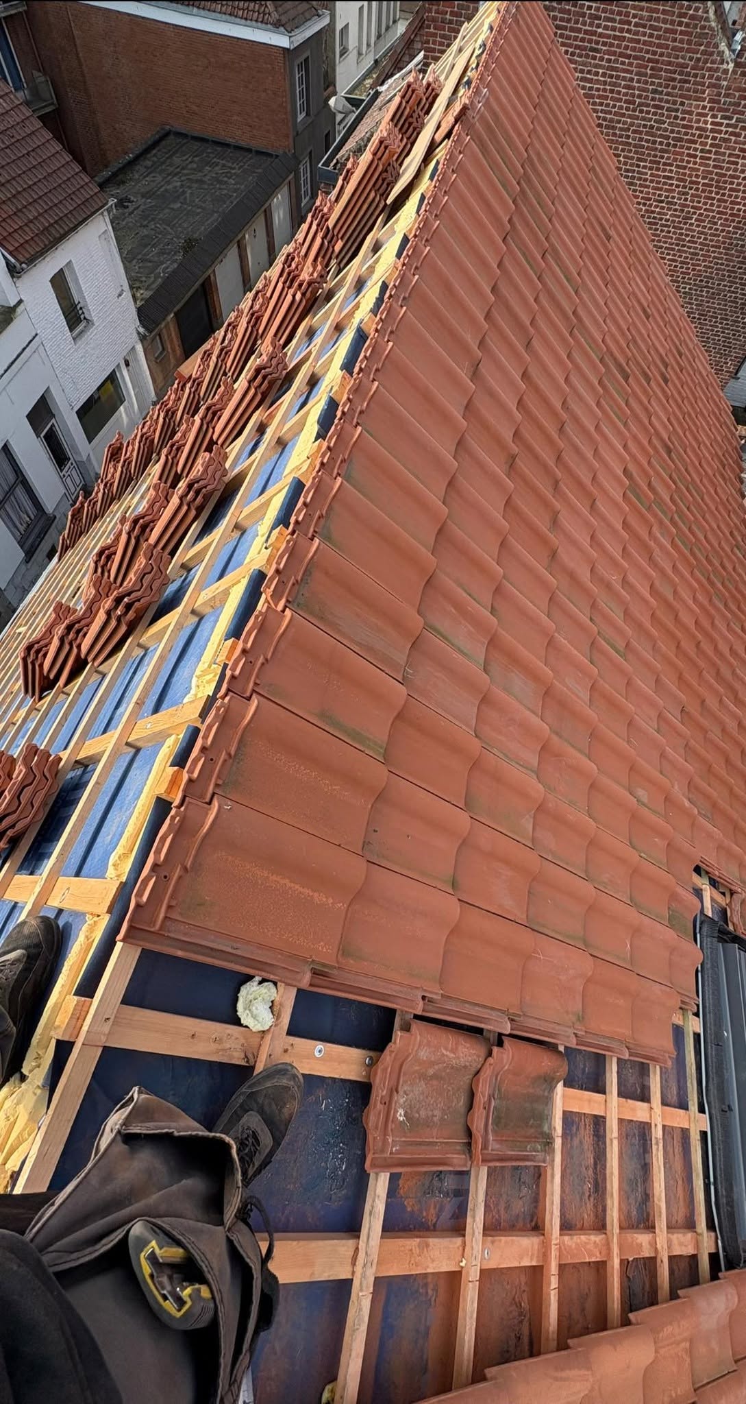 Toiture en tuiles rouges avec fenêtre de toit