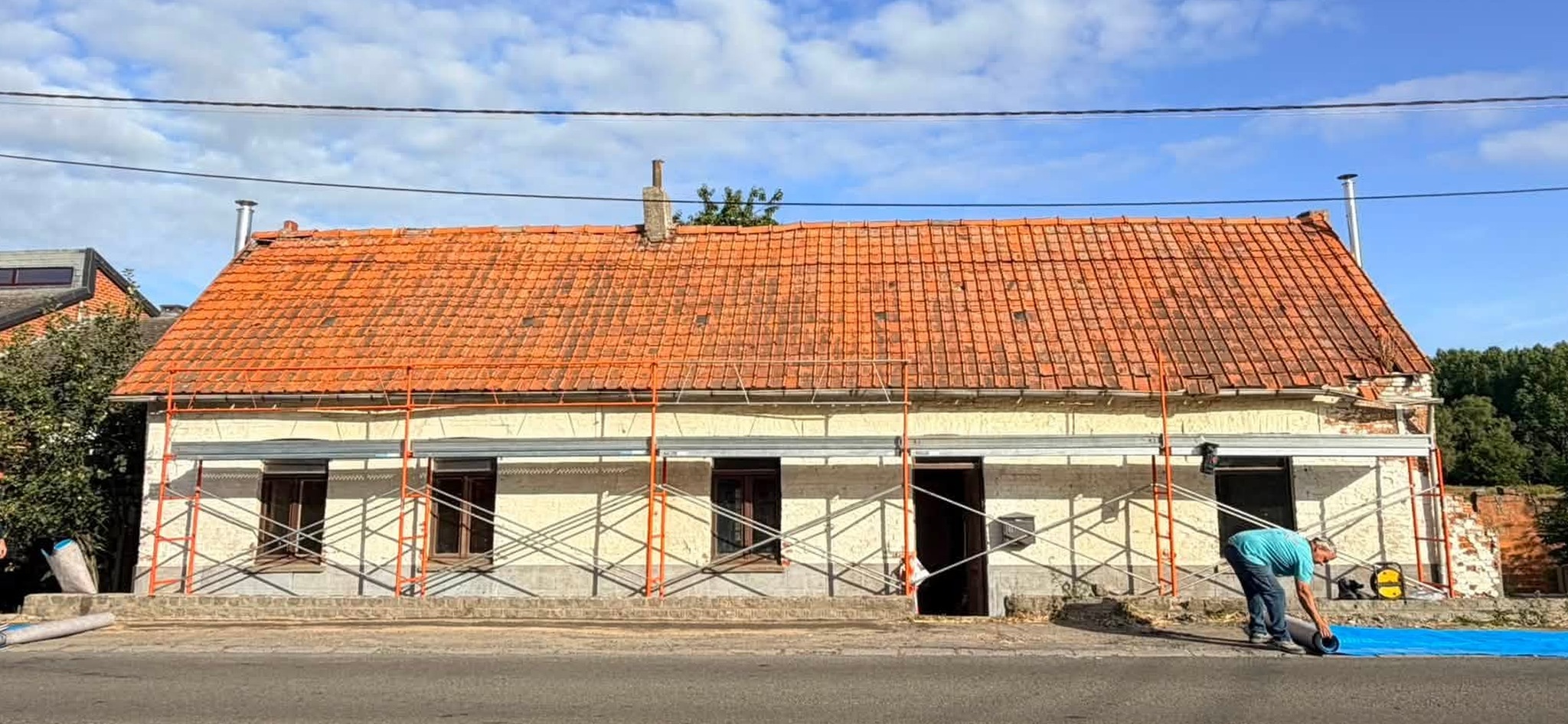 La ferme avec son ancienne toiture en tuiles usées, avant travaux