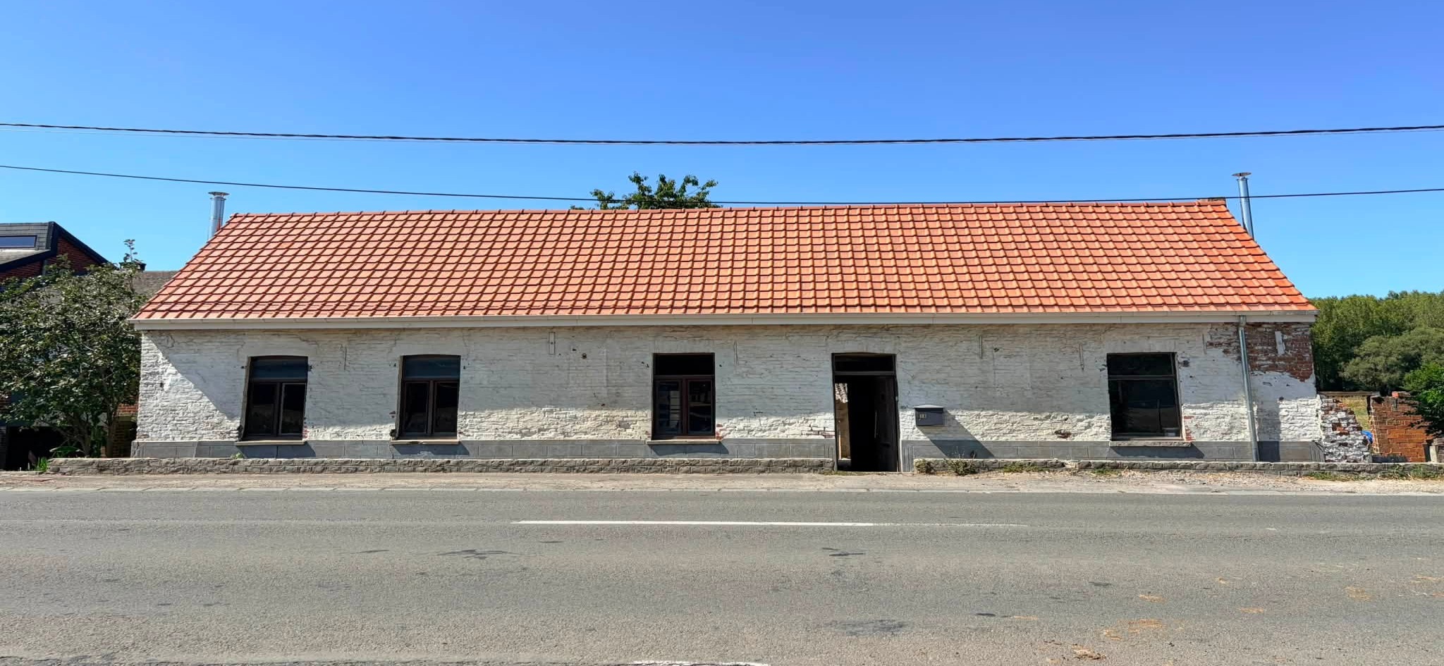La même ferme avec sa toiture neuve en tuiles terre cuite