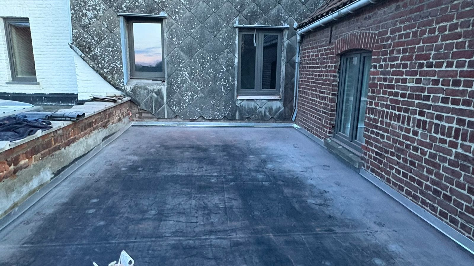 Toiture plate terminée avec son étanchéité neuve