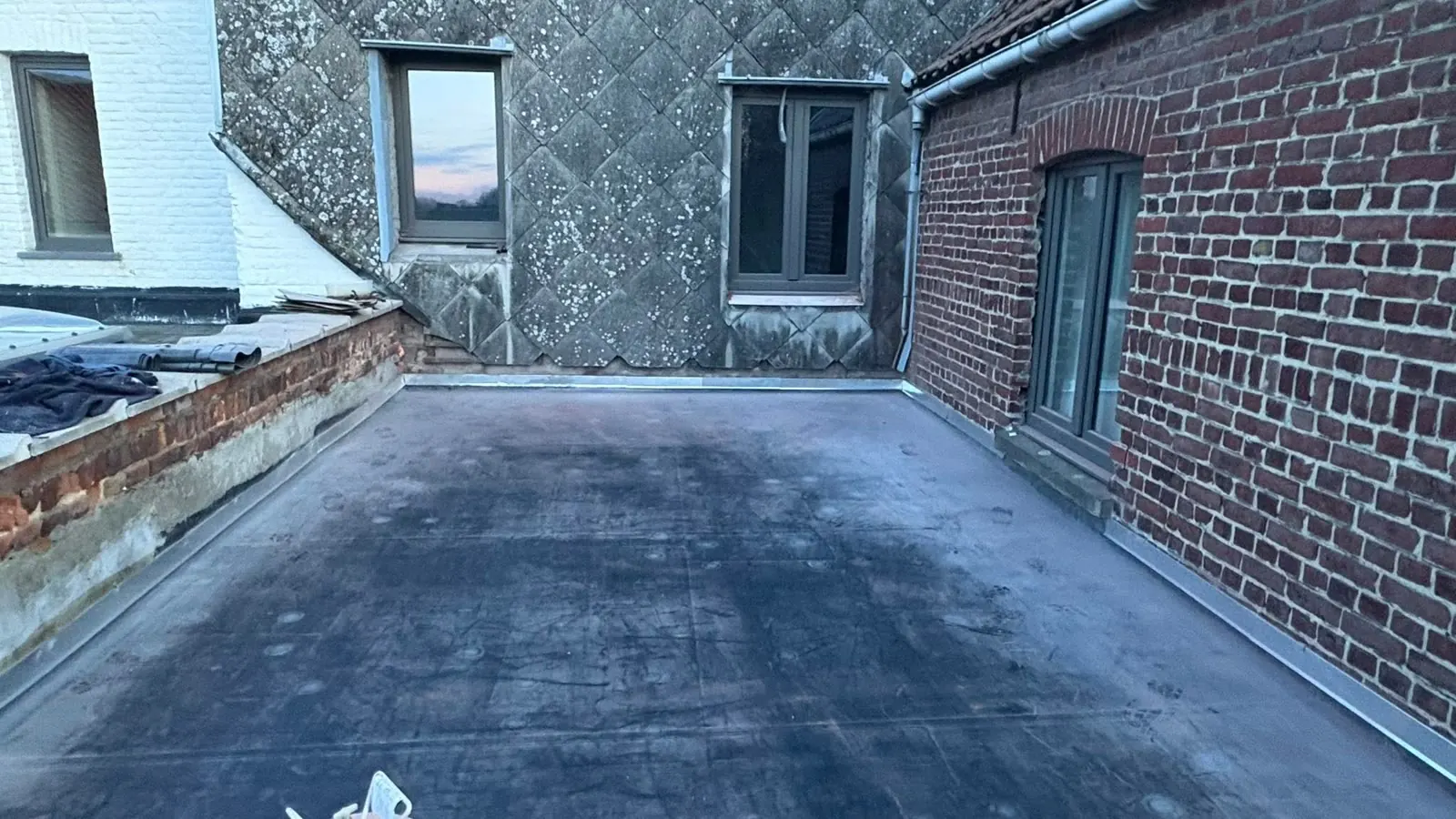 Toiture plate terminée avec son étanchéité neuve