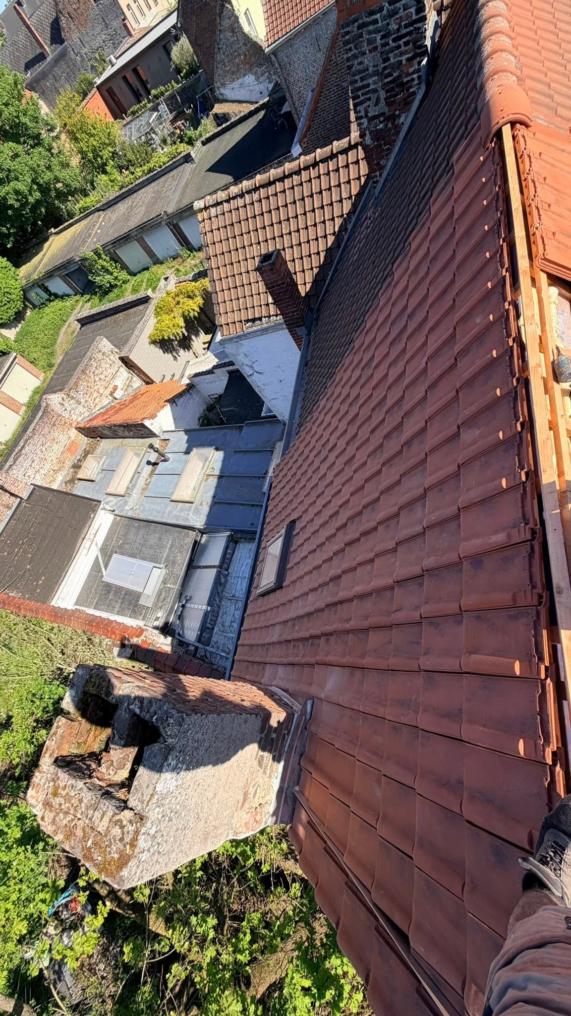 Grande toiture en tuiles rouges neuves posée par Toiture conforme